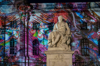 Eine Statue Alexander von Humboldts vor dem Hauptgebäude der Humboldt-Uni - mit farbiger Projektion beim Festival of Lights. Foto: imago/Rolf Zöllner