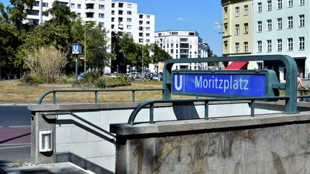 Der Eingang zum U-Bahnhof Moritzplatz in Kreuzberg.