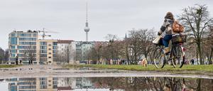 Feucht-kaltes Regenwetter am Berliner Mauerpark. 