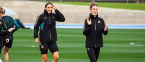 Sara Doorsoun (li.) und Felicitas Rauch sind bereit für den WM-Auftakt der deutschen Fußballerinnen gegen Marokko.
