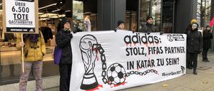 Protest der Umweltaktivisten von „Extinction Rebellion“ vor dem Adidas-Flagshipstore in Berlin.