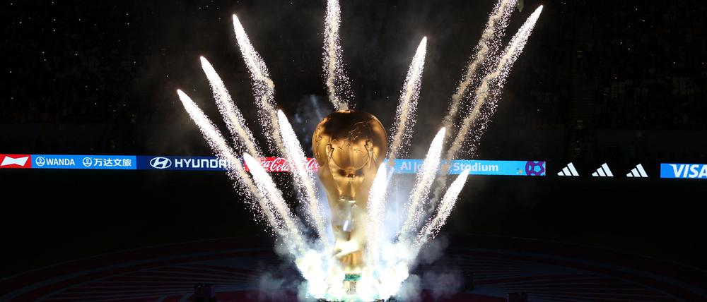 Der WM-Pokal steht in Katar sehr oft prominent im Mittelpunkt. 