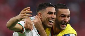  Achraf Hakimi und Hakim Ziyech feiern den Coup der marokkanischen Mannschaft. 