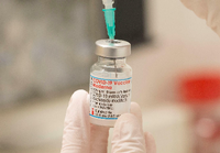 Ein Mitarbeiter des Gesundheitswesens füllt eine Spritze mit einer Dosis des Corona-Impfstoffs von Moderna für eine Auffrischimpfung. Foto: REUTERS/Arnd Wiegmann