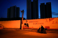 Straßenszene mit einem Graffiti, das China Staatschef Xi Jinping zeigt, während der Corona-Pandemie in Shanhgai Foto: REUTERS