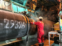 Ein Arbeiter bearbeitet ein Stück Pipeline für die Gastrasse Nord Stream 2. Foto: REUTERS/Stine Jacobsen/File Photo/File Photo