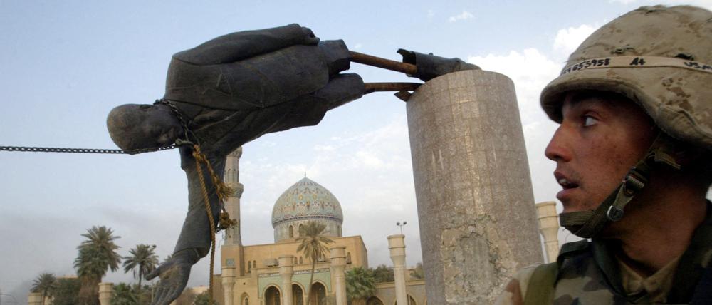 Am 9. April 2003 reißen US-Truppen in Bagdad diese Statue Saddam Hussein nieder. Sie hatten keinen Plan, wie es nach einem militärischen SIeg weitergehen sollte.