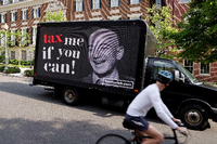 Aufforderung an Amazon-Gründer Jeff Bezos, mehr Steuern zu zahlen in Washington (Archivbild vom Mai 2021) Foto: Reuters/Jonathan Ernst