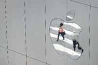 Spiegelung in einem Firmenlogo an einer Apple-Niederlassung in San Francisco (Archivbild) Foto: Reuters/Kevin Coombs