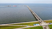 Dieses Foto zeigt die Luftansicht eines für ein LNG geplanten Piers in Wilhelmshaven. Foto: REUTERS/Stephane Nitschke