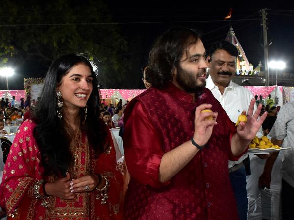 Anant Ambani, Sohn von Mukesh Ambani, und seine Verlobte Radhika Merchant, Tochter des Unternehmers Viren Merchant, bei dem Festessen am 28. Februar. 