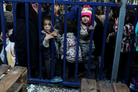 Anstehen für die Registrierung: Flüchtlingskinder im Lager Moria auf der griechischen Insel Lesbos. Foto: Elias Marcou/Reuters