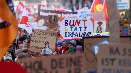 Menschen nehmen an einer Demonstration gegen die Partei Alternative für Deutschland (AfD), Rechtsextremismus und für den Schutz der Demokratie in Düsseldorf, Deutschland, 27. Januar 2024, teil. 