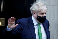 Der britische Premier Boris Johnson verlässt seinen Amtssitz (am 19. Januar 2022). Foto: Reuters/John Sibley