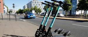 Die Berlinerinnen und Berliner sind am heutigen Freitag streikbedingt vermehrt auf E-Roller und E-Bikes des Anbieters „Tier“ (um-)gestiegen.