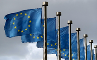 EU-Flaggen flattern vor dem Hauptsitz der Europäischen Kommission in Brüssel, Belgien. Foto: REUTERS/Yves Herman