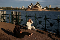 Frauen in Sydney posieren vor der Kulisse des Opernhauses. Foto: REUTERS