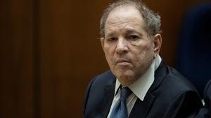 Ein Gericht in New York hat die historische Verurteilung des ehemaligen Filmmoguls Harvey Weinstein wegen Sexualverbrechen aufgehoben.