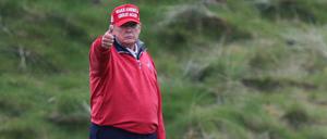 Donald Trump auf einem Golfplatz im Mai.