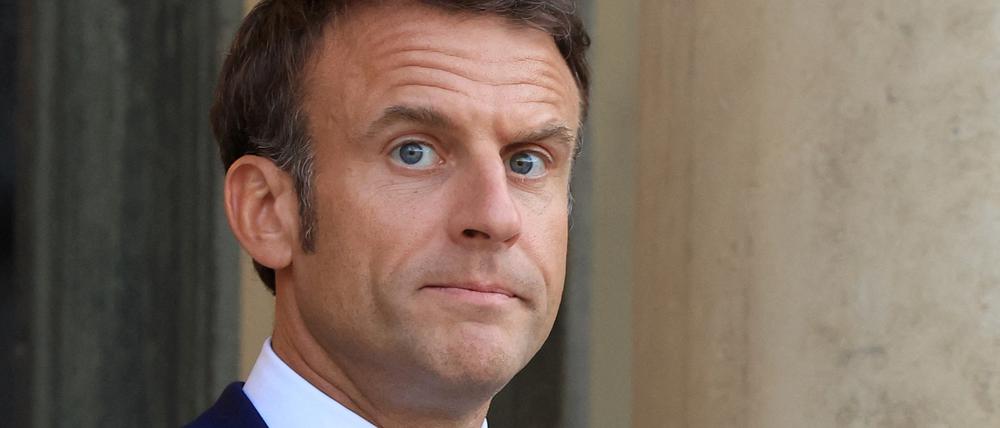 Präsident Macron baut seine Regierung um - Minister:innen in den Kernressorts aber bleiben.