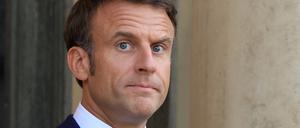 Präsident Macron baut seine Regierung um - Minister:innen in den Kernressorts aber bleiben.