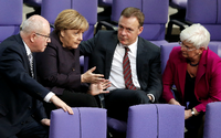 Vermittler: Thomas Oppermann mit Volker Kauder, Angela Merkel (beide CDU) und Gerda Hasselfeldt (CSU) im Bundestag. Foto: REUTERS