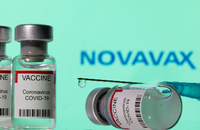 Die Illustration zeigt Impfstoffe und einen Novavax-Schriftzug. Foto: REUTERS/Dado Ruvic/Illustration/File Photo