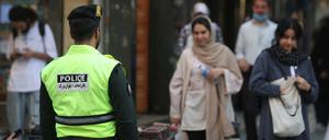 Die Polizeipräsenz auf den Straßen von Teheran hat sich deutlich erhöht.