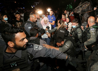 Gerangel. Israelische Polizei und palästinensische Demonstranten im Ost-Jerusalemer Stadtteil Sheikh Jarrah. Foto: Ammar Awad, Reuters 