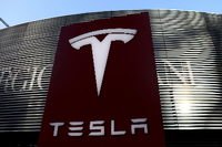 Logo des Elektroauto-Herstellers Tesla Foto: REUTERS/Tingshu Wang/File Photo