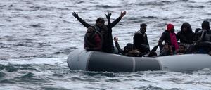 Gefährliche Überfahrt. Flüchtlinge versuchen, in einem Boot vom türkischen Festland zur griechischen Insel Lesbos zu gelangen. 