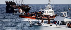 Angesichts der gestiegenen Flüchtlingszahlen auf der Insel Lampedusa hat die Regierung in Rom eine deutliche Verlängerung der Höchstdauer der Abschiebehaft beschlossen. 