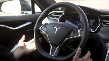 Autopilot-Funktionen werden in einem Tesla Model S während einer Tesla-Veranstaltung in Palo Alto, Kalifornien vorgeführt (Archivbild).
