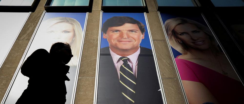 Geschichte: Das Gesicht von Tucker Carlson an der Fassade der Zentrale der Fox News Corporation in New York.