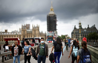 Am Montag dürften in London auch die letzten Masken fallen. Wissenschaftler warnen eindringlich davor. Foto: Henry Nicholls/Reuters