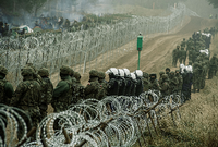 Polnische Soldaten und Polizisten kontrollieren die Grenze zu Belarus. Foto: via REUTERS