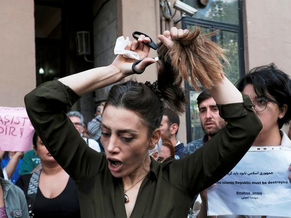 Einige Frauen schnitten sich aus Protest die Haare ab, wie diese in der Türkei lebende Iranerin im September 2023.