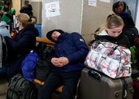 Erschöpft von der Flucht: Ein Junge schläft im Bahnhof der ungarischen Grenzstadt Záhony. Foto: Bernadett Szabó/REUTERS