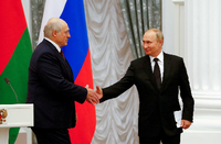 Wladimir Putin und Alexander Lukaschenko schütteln sich im September in Moskau die Hände. Foto: Shamil Zhumatov/REUTERS