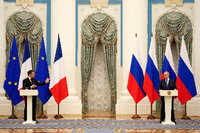 Getrennt durch einen sehr langen Tisch: Wladimir Putin und Emmanuel Macron. Foto: via REUTERS