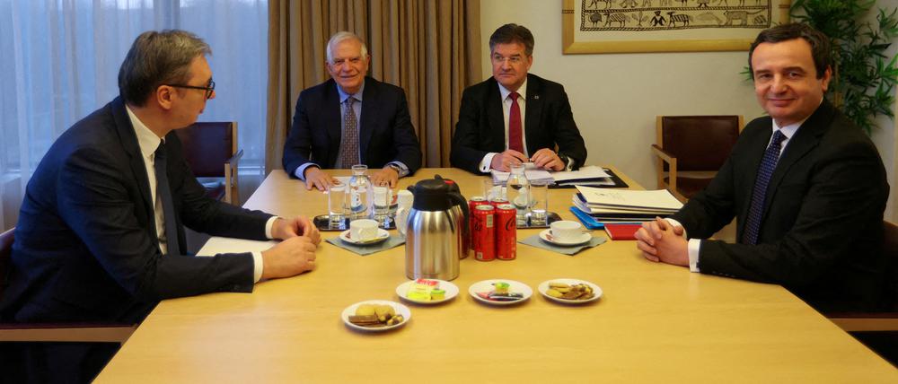 Serbiens Präsident Aleksandar Vucic, Kosovos Premierminister Albin Kurti, EU-Außenbeauftragter Josep Borrell und EU-Europa-Repräsentant Miroslav Lajcak bei schwierigen Gesprächen.