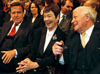 Helmut Schmidt und Loki feiern im Januar 2000 den 80. Geburtstag des Altkanzlers im Thalia-Theater in Hamburg nach. Mit dabei: der damalige Kanzler Gerhard Schröder.