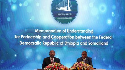 Somalilands Präsident Muse Bihi Abdi und Äthiopiens Premier Abiy Ahmed unterzeichnen am 1. Januar das Memorandum