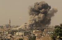 Fast alltägliches Bild: Rauchschwaden nach einem Angriff des IS auf syrische Streitkräfte. Foto: Zohra Bensemra/Reuters