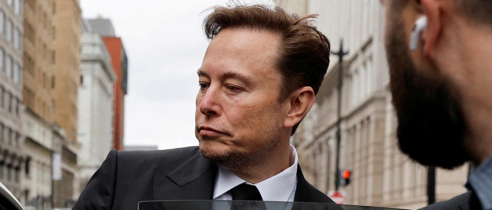 Tesla CEO Elon Musk steigt in ein Auto.