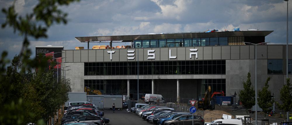 In der Tesla-Gigafactory in Grünheide, Brandenburg, soll ein preisgünstiges E-Auto für 25.000 Euro in Planung sein. (Archivfoto)