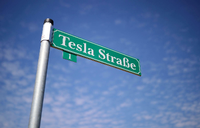 Die "Tesla Straße" an der E-Auto-Fabrik in Grünheide. Foto: Hannibal Hanschke/Reuters