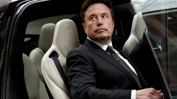 Elon Musk sitzt in einem Tesla in Beijing, China. (Archivbild vom 31.3.2023)
