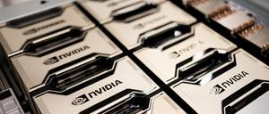 Der Halbleiterkonzern Nvidia hat beim Börsenwert die Schwelle von einer Billion Dollar geknackt.
