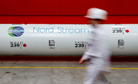 Das Logo des Nord Stream 2-Gaspipeline-Projekts ist auf einem Rohr zu sehen. Foto: REUTERS/Maxim Shemetov